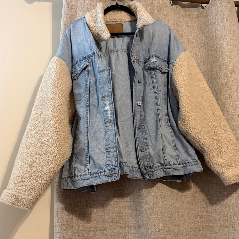 American Eagle Light Wash Denim Sherpa Jacket with Cream Fleece Sleeves XXL